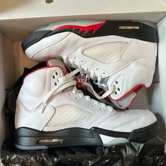Nike Air Jordan Retro #5 White/Fire Red OG released 2020 - Picture 5 of 7